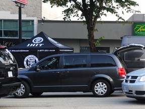 El Equipo Integrado de Investigación de Homicidios (IHIT, por sus siglas en inglés) se encuentra en la escena de un tiroteo fatal que dejó a una persona muerta en la cuadra 4700 de Hastings St. en Burnaby, BC el 13 de septiembre de 2022. Foto: Nick Brocello.