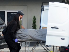 El Equipo Integrado de Investigación de Homicidios (IHIT, por sus siglas en inglés) se encuentra en la escena de un tiroteo fatal que dejó a una persona muerta en la cuadra 4700 de Hastings St. en Burnaby, BC el 13 de septiembre de 2022. Foto: Nick Brocello.