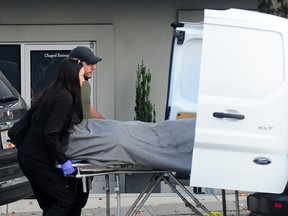 El Equipo Integrado de Investigación de Homicidios (IHIT, por sus siglas en inglés) se encuentra en la escena de un tiroteo fatal que dejó a una persona muerta en la cuadra 4700 de Hastings St. en Burnaby, BC el 13 de septiembre de 2022.  Foto: Nick Brocello.