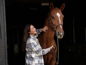 Miriam Alden est photographiée avec son cheval Josephine aux Thunderbird Show Stables.