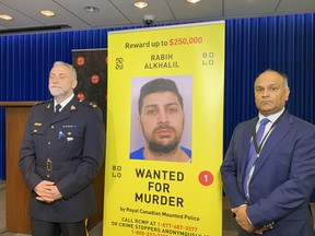 Coquitlam RCMP's Darren Carr with CFSEU ​​chief Manny Mann at the Surrey press conference on 18 October 2022. A 0,000 reward was offered for the capture of fugitive killer Robby Alkhalil