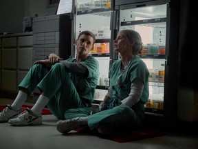 Eddie Redmayne als Charlie Cullen und Jessica Chastain als Amy Lugren in „Die gute Krankenschwester“.