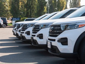 Автомобили за продажба в представителство във Ванкувър на 1 октомври. Търсенето на автомобили изпреварва предлагането в Северна Америка, като много купувачи откриват, че цената, която им се предлага, не е цената, която плащат.