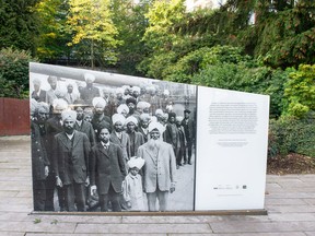 Die Polizei von Vancouver untersucht am Mittwoch, den 5. Oktober 2022, einen Akt des Vandalismus am Komagata Maru-Denkmal im Kohlehafen. Eine Glasabdeckung wurde zerbrochen. (Foto von Jason Payne / PNG)