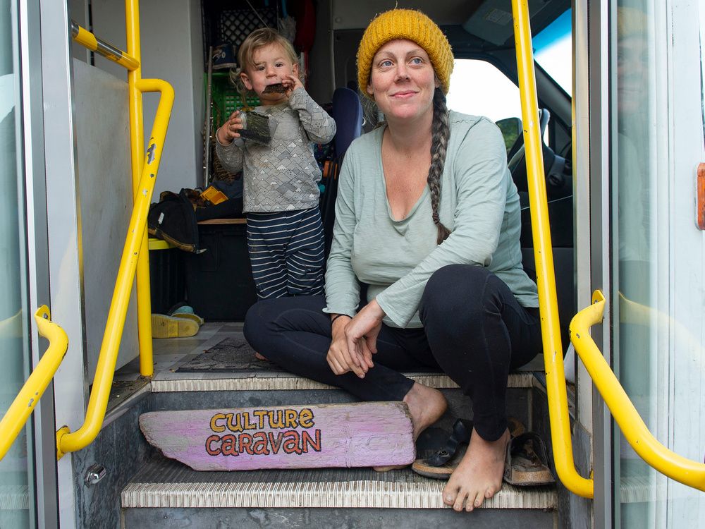 Melissa Denuzzo avec Jun, 2 ans, dans le vieux bus dans lequel ils vivent à Spanish Banks à Vancouver.