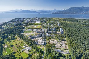 Una vista aérea del campus principal de la UBC, entre el bosque en la hermosa península de West Point Grey en Vancouver.