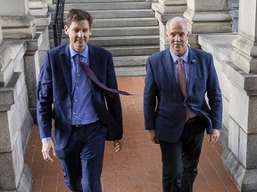El primer ministro designado del BC NDP, David Eby, y el primer ministro John Horgan en Victoria el lunes. Foto: Darren Stone, Colono del Victoria Times.