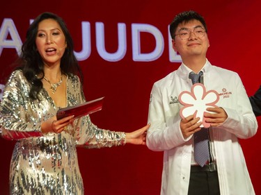 VANCOUVER, BC - October 27, 2022 -  Emcee Mijune Pak with Allen Ren of Iden & Quanjude at Michelin Guide awards at Vancouver Trade and Convention Centre West in Vancouver, BC, October 27, 2022. The MICHELIN Guide will bestow awards upon the finest restaurants in Vancouver.
(Photo: Arlen Redekop / PostMedia) (Story by Mia Stainsby) [PNG Merlin Archive]