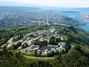 El campus principal de la Universidad Simon Fraser en la cima de la montaña Burnaby.  La separación de la ciudad de la bata, como dice la expresión, se ha visto exacerbada por la geografía, ya que muchos campus de aspecto espléndido están separados físicamente de la comunidad en general.