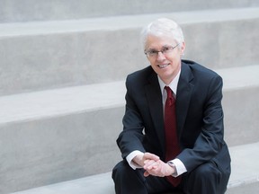 Andrew Petter es presidente emérito de la Universidad Simon Fraser y ex ministro del gabinete de BC.