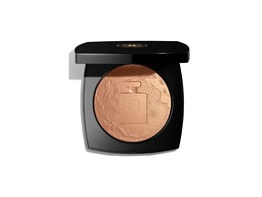 Chanel Éclat Lunaire Oversize Illuminating Face Powder.