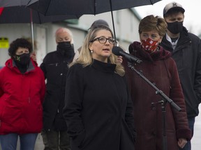 La ministra de Agricultura de BC, Lana Popham, habla durante su visita a una granja avícola de Abbotsford durante los esfuerzos de recuperación a fines del año pasado.