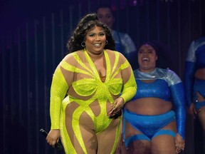 Lizzo se presenta en el escenario durante The Special Tour en el Moody Center en Austin, Texas, el 25 de octubre de 2022.