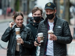 Una foto de archivo de personas con tazas de café en el centro de Vancouver. Una encuesta dice que los habitantes de BC beben más café que otros canadienses.