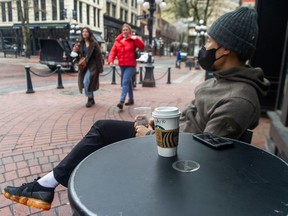 Una foto de archivo de personas afuera de una cafetería Starbucks en Water Street en Vancouver en febrero después de que la ciudad de Vancouver impusiera una tarifa de 25 centavos por taza de un solo uso.
