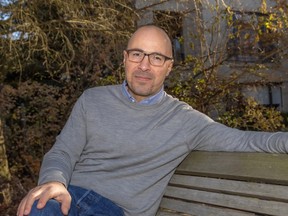 BURNABY, C.-B. : novembre 2022 — Ahmed Al-Rawi, professeur à la SFU qui étudie l'activité politique sur les médias sociaux, affirme que la messagerie en ligne dans une campagne électorale ne remplace pas la communication en face à face avec les gens. (Crédit photo : Francis Georgian / Postmedia)