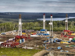 Plataformas en una plataforma de perforación de la cuenca Montney en el noreste de B, C y el noroeste de Alberta.