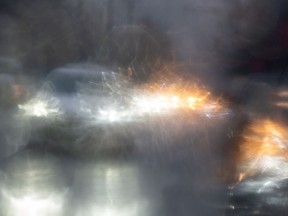 El tráfico se refleja en el espejo de un automóvil cubierto por la lluvia mientras los automóviles se mueven bajo una fuerte lluvia en Vancouver, el miércoles 12 de enero de 2022. Los niveles de sequía en el sur de la Columbia Británica se han reducido por primera vez en semanas debido a que una serie de poderosas tormentas han empapado la región, incluido uno que debe entregar hasta 70 milímetros de lluvia.