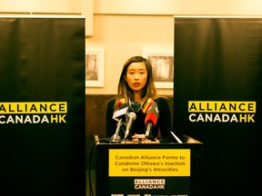 Cuando Cherie Wong estuvo en Vancouver en 2020 para iniciar Alliance Canada Hong Kong, recibió amenazas por teléfono en su habitación de hotel.  La persona dijo: “Sabemos dónde estás.  Vamos a buscarte.  (Foto: Wong en la conferencia de prensa de 2020 en el Sandman Inn de Vancouver).