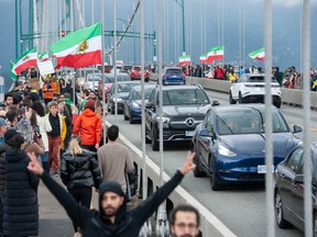 Los manifestantes se alinean en el puente Lions Gate el 29 de octubre para participar en la Cadena Humana por Irán.  Los iraníes-canadienses que participaron en la protesta de este otoño contra el régimen de Irán fueron valientes, dice Farid Rohani.  “Pero muchos tenían miedo de que la gente tomara fotos”.