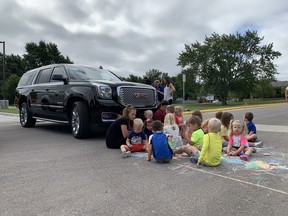 Die gesamte Kindergruppe auf diesem Foto befindet sich nicht im Blickfeld des Fahrers dieses großen SUV.