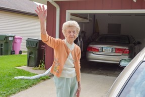 Diana Dickman's foto uit 2015 van haar moeder die gedag zwaait bij haar huis in Sioux City, Iowa.