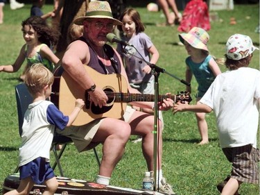 1998: Childrens performer Roy Bailey from Sheffield England entertains at the Folk Festival surrounded by kids.