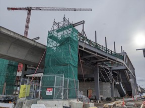 Large cranes will be installing escalator frames and station platform roofs at the Capstan Station under construction on the Canada Line in Richmond until March 10, 2023. Early closure of train service will be required on weekdays.