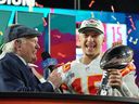 Le quart-arrière des Chiefs de Kansas City, Patrick Mahomes, est tout sourire, tenant le trophée Vince Lombardi tout en étant interviewé par l'analyste de Fox Sports, Terry Bradshaw, après que les Chiefs ont remporté le Super Bowl 38-35 contre les Eagles de Philadelphie à Glendale, en Arizona, dimanche dernier.