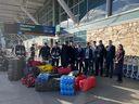 Des membres de l'équipe de recherche et de sauvetage en milieu urbain de Burnaby s'enregistrent à l'aéroport de Vancouver.  L'équipe est à la recherche de survivants du tremblement de terre qui a frappé la Turquie et la Syrie lundi.