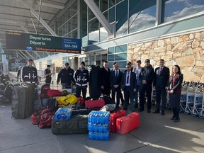 Photo à distribuer des pompiers de Burnaby et de l'équipe de recherche et de sauvetage en milieu urbain s'enregistrant à YVR le 8 février 2023. L'équipe se rend en Turquie pour aider à la recherche et au sauvetage des survivants à la suite du tremblement de terre de magnitude 7,8 qui a frappé la Turquie et la Syrie lundi , 6 février 2023.