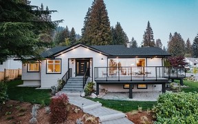 Vendu (acheté) : maison de North Vancouver reconstruite pour maximiser la vie en plein air 4 Maison traditionnelle, peinture blanche et garniture noire avec cour avant spacieuse.
