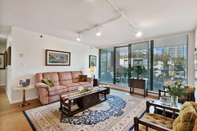 Vendu (acheté) : maison de North Vancouver reconstruite pour maximiser la vie en plein air 6 canapé du salon et table basse avec vue sur le patio