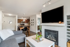 Vendu (acheté) : maison de North Vancouver reconstruite pour maximiser la vie en plein air 5 Salon et foyer dans condo