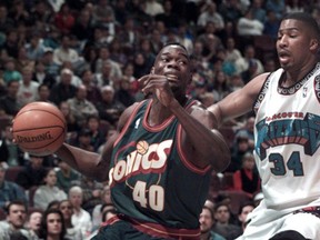 Seattle Supersonics forward Shawn Kemp (40) drives past Vancouver Grizzlies Anthony Avent during NBA action.