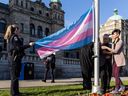 Funcionarios de BC levantan la bandera transgénero en la legislatura el jueves 30 de marzo.