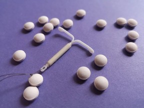 Un stérilet hormonal entouré de pilules contraceptives.  Les contraceptifs sur ordonnance deviennent gratuits en Colombie-Britannique à compter du 1er avril.