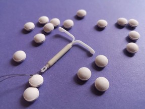 Un stérilet hormonal entouré de pilules contraceptives. Les contraceptifs sur ordonnance deviennent gratuits en Colombie-Britannique à compter du 1er avril.