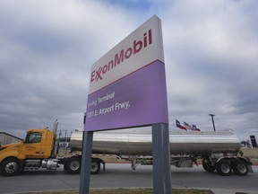 Les groupes Enviro célèbrent alors qu'ExxonMobil abandonne les permis d'exploration pétrolière 2 Un pétrolier entre dans une installation de stockage et de distribution de carburant d'ExxonMobil à Irving, au Texas, le mercredi 25 janvier 2023. Des groupes environnementaux célèbrent après qu'ExxonMobil a renoncé à des permis d'exploration pétrolière et gazière offshore en Colombie-Britannique datant de plus de 50 ans.