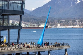 Vancouver s'attend à un record de 331 visites de navires de croisière en 2023 9 Visiteurs à l'extérieur du front de mer Vancouver Convention Centre le 18 mars 2023.