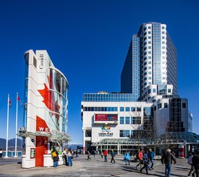 Vancouver s'attend à un record de 331 visites de navires de croisière en 2023 8 Visiteurs à l'extérieur de la Place du Canada sur le front de mer du centre-ville de Vancouver.
