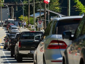 Les résidents de l'île Bowen attendent toujours des réponses sur le projet de parc de 40 millions de dollars 5 Files d'attente de ferry sur l'île Bowen le 15 août 2022.