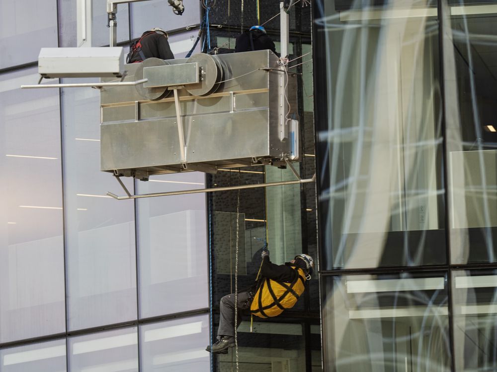 Crews respond to window cleaners stuck on Vancouver building