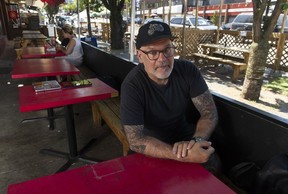 Granville Island réinvente l'espace Emily Carr, le groupe veut un centre artistique 7 David Duprey est le propriétaire de The Narrow Group, qui exploite plusieurs bars et restaurants à Vancouver, en Colombie-Britannique. Il est photographié le vendredi 26 mai 2023 sur la terrasse du bar Uncle Abe's sur Main Street à Vancouver. (Photo de Jason Payne/ PNG)