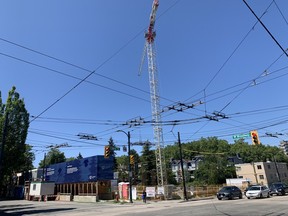 Se está desarrollando un desarrollo de alquiler mixto de 14 pisos en la esquina de Alma Street y West Broadway en el vecindario Point Grey de Vancouver.