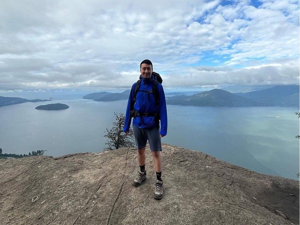 Men who used turbans to help B.C. hikers honoured by Vancouver Canucks