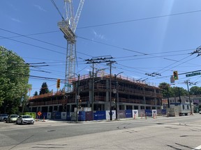 Se está desarrollando un desarrollo residencial de alta gama de cuatro pisos en la esquina de Alma Street en el vecindario Kitsilano de Vancouver.