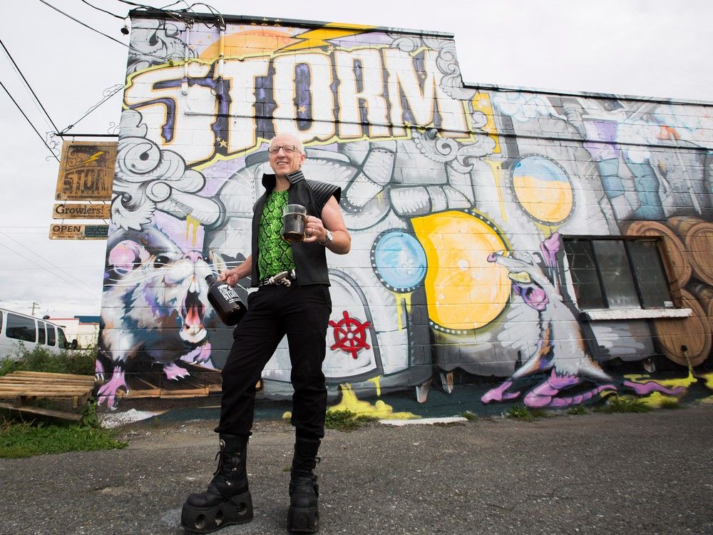 Une tempête se prépare entre East Van Brewery et Vancouver au-dessus d’une murale