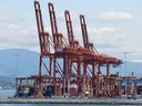 Grúas y contenedores en la terminal marítima de DP World en el puerto de Vancouver.