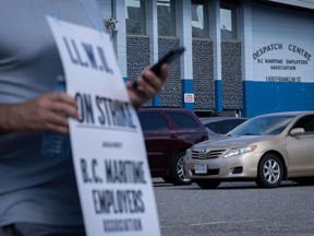 Werknemers van Longshore en Warehouse Union International zitten buiten het BC Employers Union Maritime Dispatch Centre na een stakingsaankondiging van 72 uur en er is geen deal bereikt aan de onderhandelingstafel in Vancouver, zaterdag 1 juli 2023.